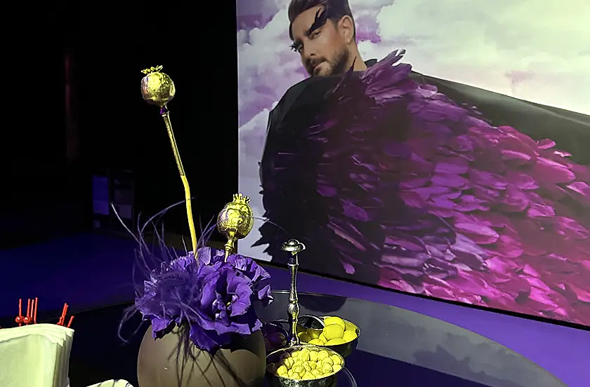 Enis Arıkan Hayalperest Prömiyerinde Çiçeklerin Büyülü Dokunuşu