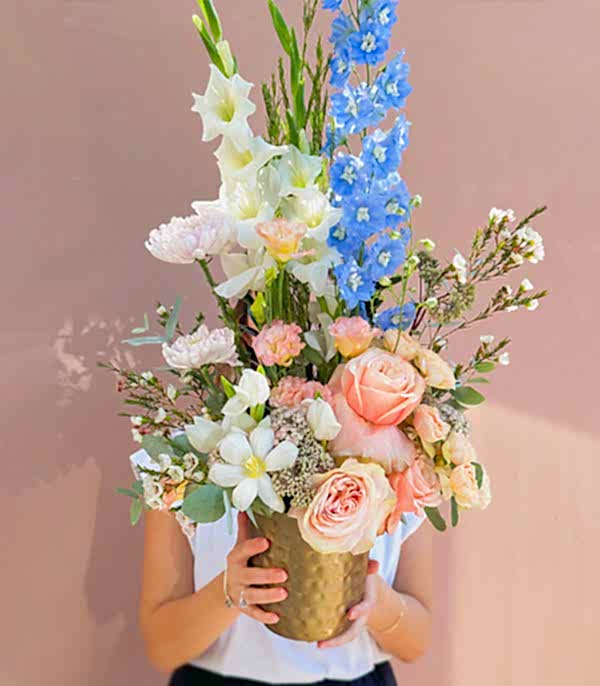 Agatha Chrome Vazoda Delfinyum Somon Gül Mavi Çiçekler