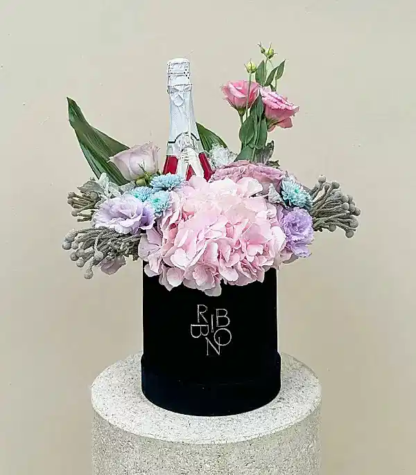 Alkolsüz Şampanyalı Siyah Kadife Kutu Pembe Ortancalı Çiçekler