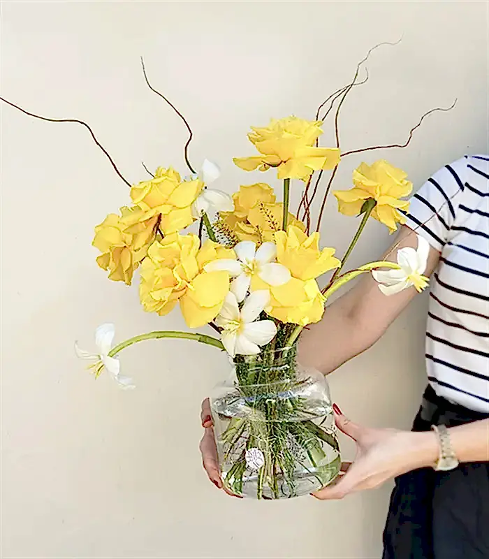 Antonella Cam Vazoda Sarı Gül Beyaz Lale Aranjmanı