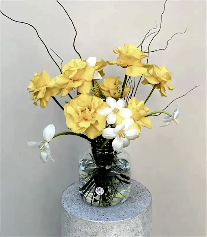 Antonella Cam Vazoda Sarı Gül Beyaz Lale Aranjmanı