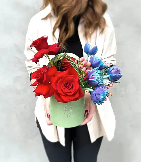 Arben Yeşil Mini Kutuda Galaksi Lale Kırmızı Gül Aranjmanı