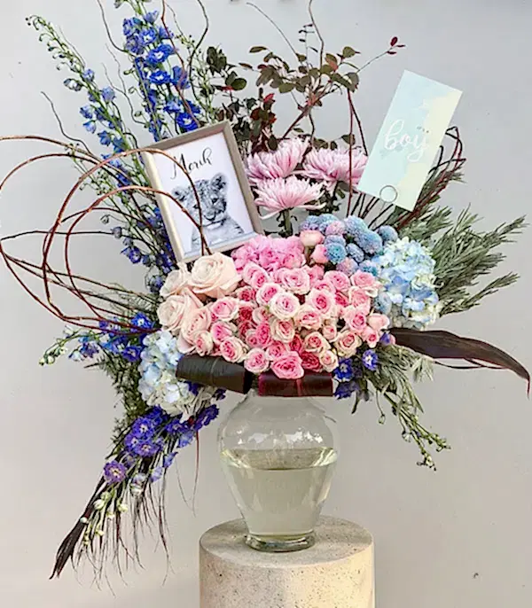 Bebek İsmine Özel Çerçeveli Erkek Bebek Tebrik Vazo Aranjmanı