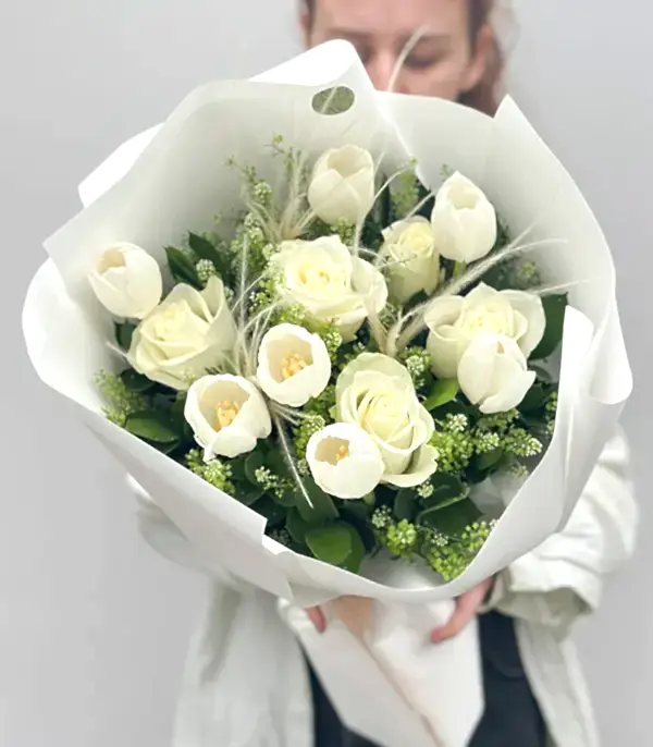 Beyaz Lale Beyaz Güller Buketi