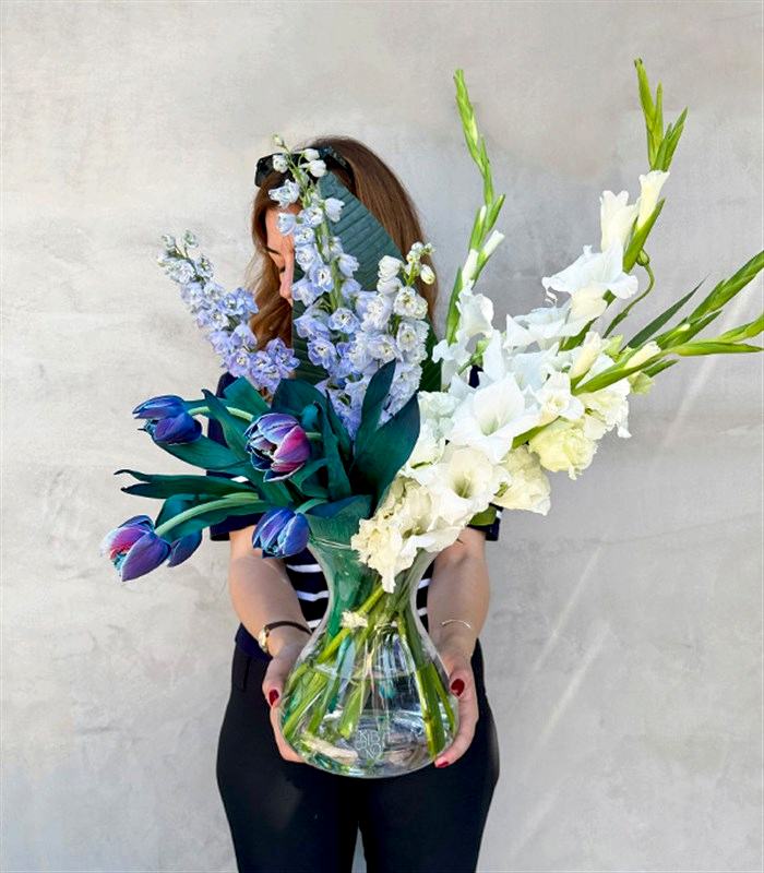 Bianca Galaksi Laleli Mavi Delfinyum Beyaz Yaz Aranjmanı