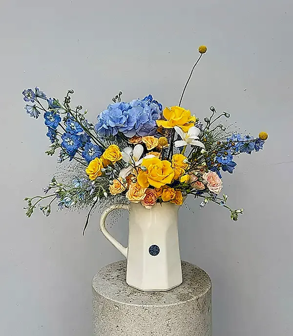 Blue Breeze Seramik Krem Sürahi Vazoda Ortanca Gül Aranjmanı