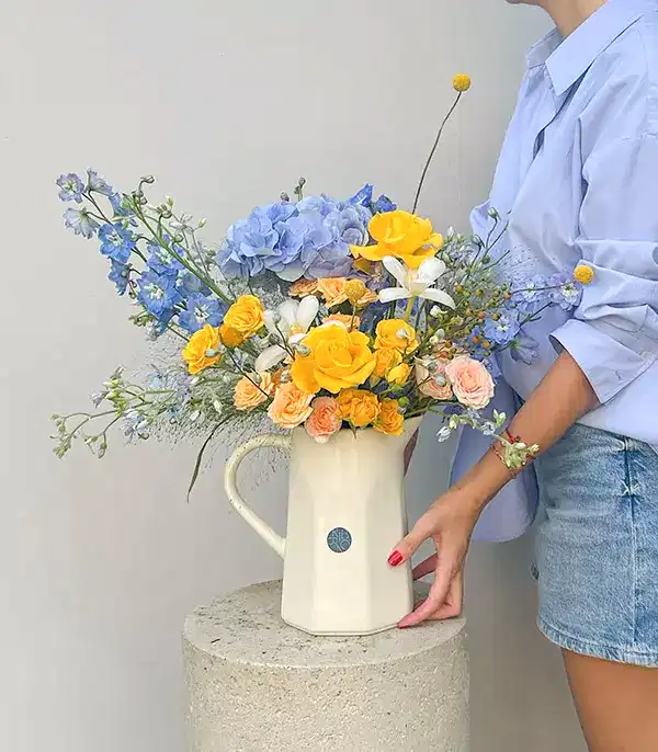 Blue Breeze Seramik Krem Sürahi Vazoda Ortanca Gül Aranjmanı