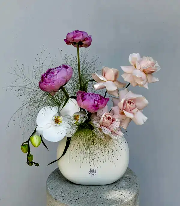 Blush Seramik Vazoda Pembe Güller Şakayık Aranjmanı