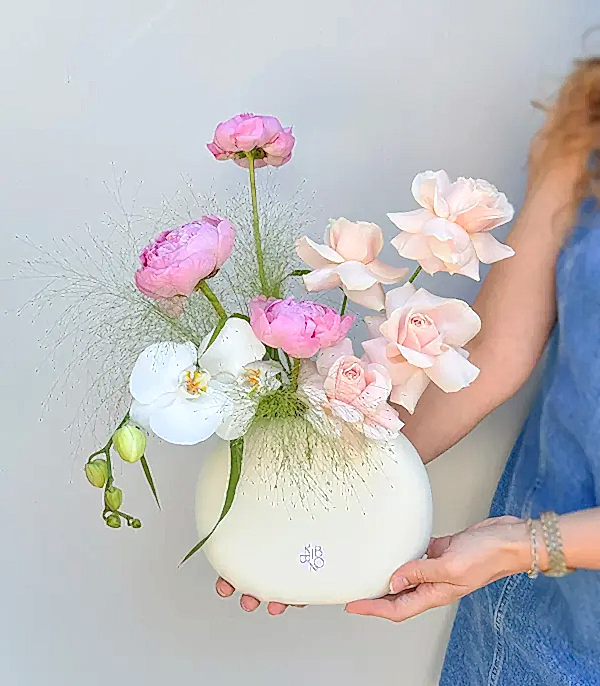 Blush Seramik Vazoda Pembe Güller Şakayık Aranjmanı