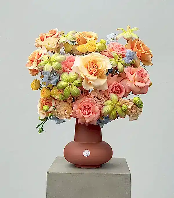 Briony Deluxe Mocha Mousse Seramik Vazoda Çiçekler