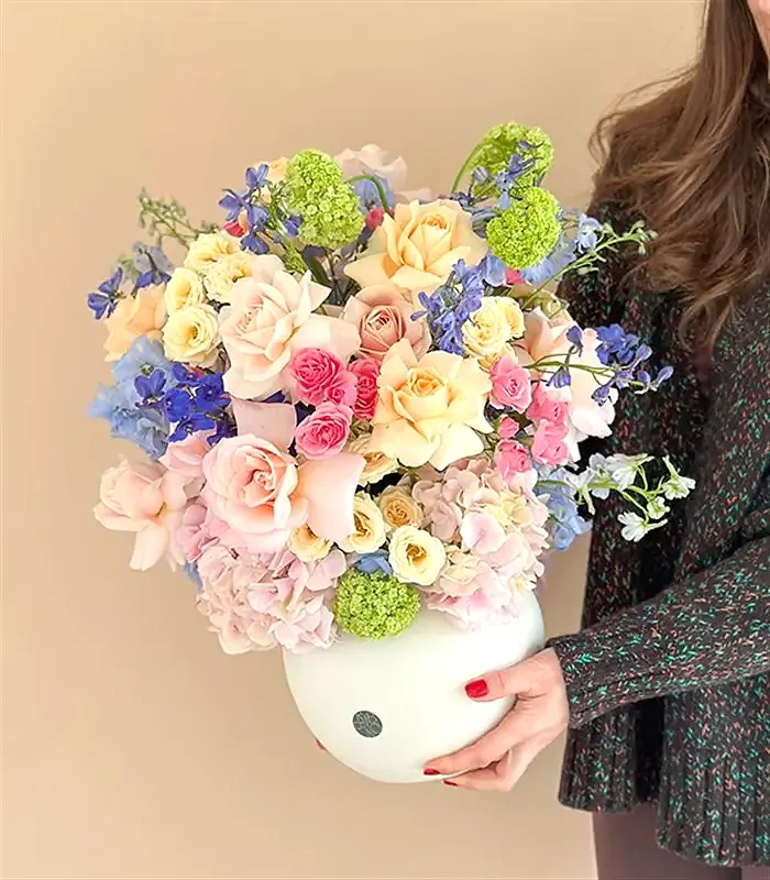 Caresse du Vent Krem Seramik Vazoda Panoramik Pembe Mavi Bahar Çiçekleri