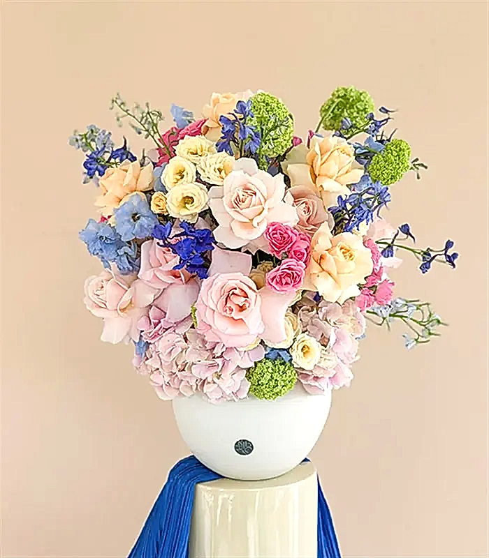 Caresse du Vent Krem Seramik Vazoda Panoramik Pembe Mavi Bahar Çiçekleri