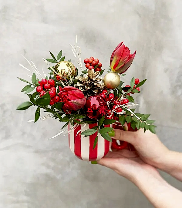 Christmas Flower Break Kırmızı El İşi Seramik Kupada Kokinalı Mini Aranjman