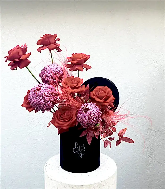 Crush On You Siyah Kutuda Bordo Anastasya Kırmızı Gül Aranjmanı