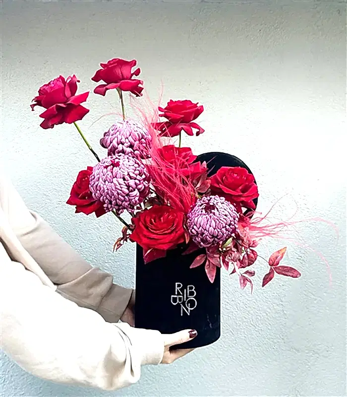 Crush On You Siyah Kutuda Bordo Anastasya Kırmızı Gül Aranjmanı