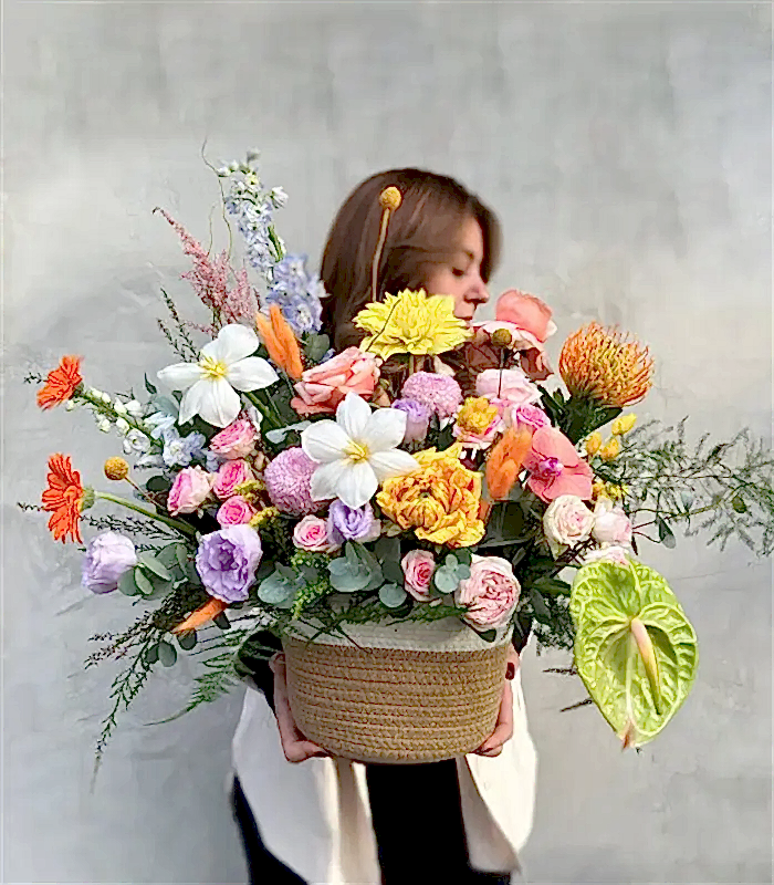 Deluxe Sepette Rengarenk Kır Çiçekleri Aranjmanı Limited Edition