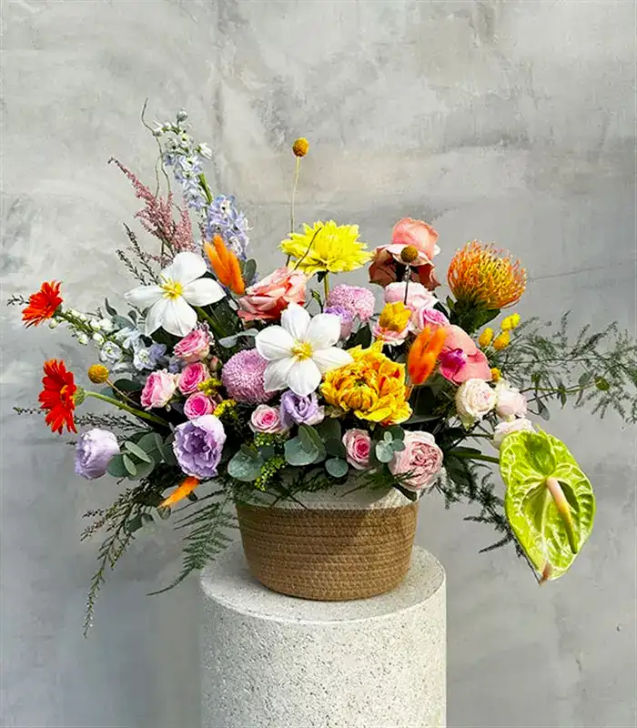 Deluxe Sepette Rengarenk Kır Çiçekleri Aranjmanı Limited Edition