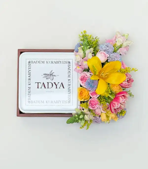 Deri Kutuda Tadya Badem Kurabiyesi Rengarenk Çiçekler Aranjmanı