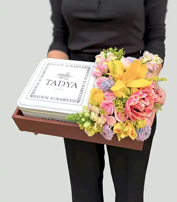 Deri Kutuda Tadya Badem Kurabiyesi Rengarenk Çiçekler Aranjmanı