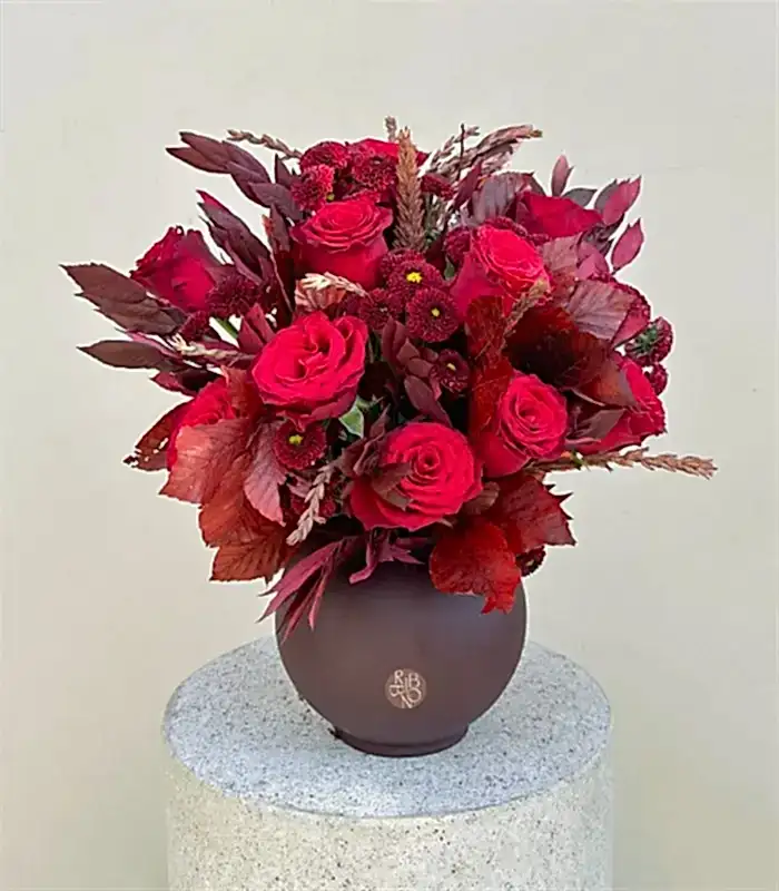 Downtown Seramik Vazoda Kırmızı Gül Aranjmanı