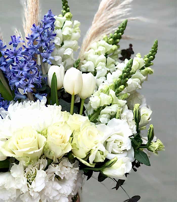 Elsa Mor Sümbül Beyaz Lale Çiçekler Vazo Aranjman