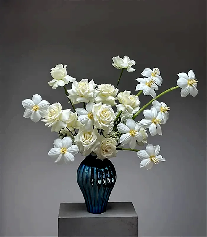 Elysienne Deluxe Hologram Mavi Vazoda Beyaz Gül Beyaz Lale Aranjmanı