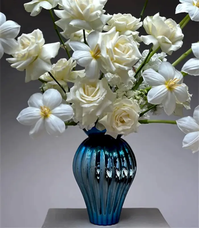 Elysienne Deluxe Hologram Mavi Vazoda Beyaz Gül Beyaz Lale Aranjmanı