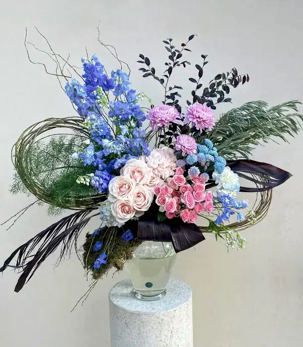 Elysium Deluxe Vazoda Delfinyum Pembe Mavi Ortanca Unicorn Krizantem Aranjmanı