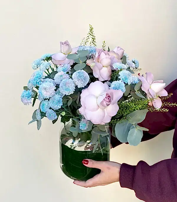 Emanuela Cam Vazoda Lila Gül Unicorn Krizantem Aranjmanı