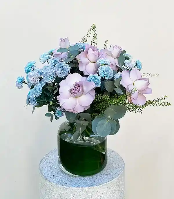 Emanuela Cam Vazoda Lila Gül Unicorn Krizantem Aranjmanı