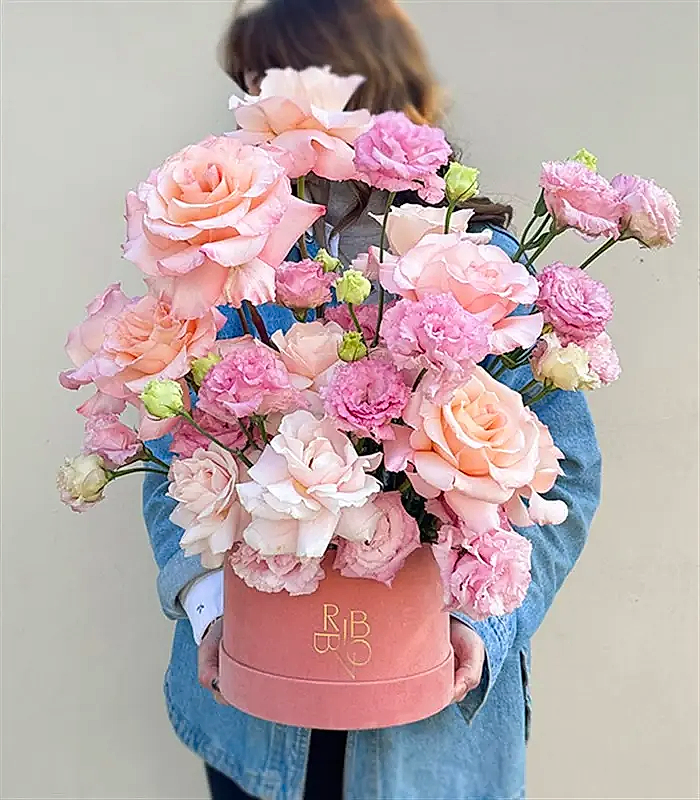 Embrace Kadife Kutuda Gül Pembe Çiçekler Aranjmanı