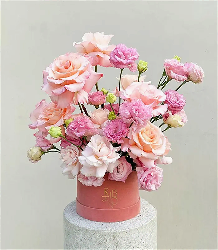 Embrace Kadife Kutuda Gül Pembe Çiçekler Aranjmanı