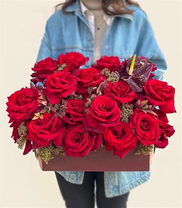 Euphoria Bordo Deri Kutu Kırmızı Gül Aranjmanı