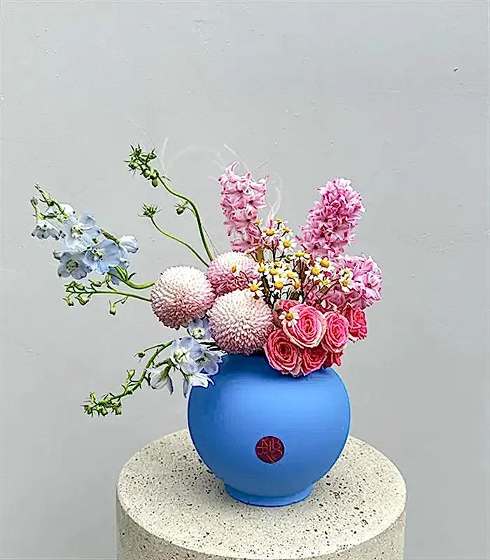 Eveil Mavi Seramik Vazoda Pembe Anastasia Sümbül Bahar Aranjmanı