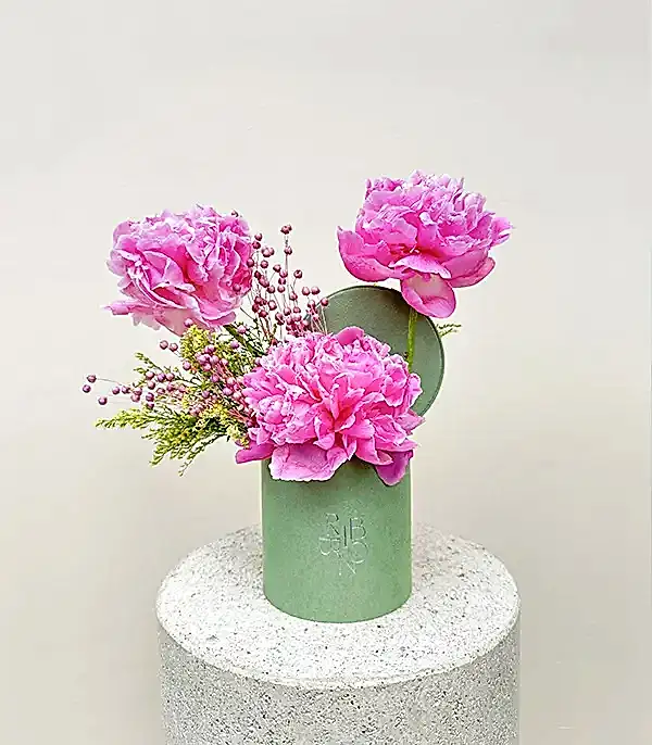 Evelina Mini Yeşil Kutuda Pembe Şakayık Aranjmanı