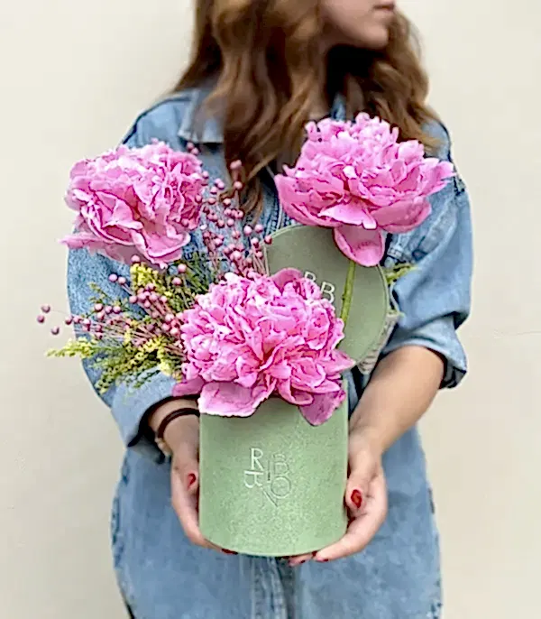 Evelina Mini Yeşil Kutuda Pembe Şakayık Aranjmanı