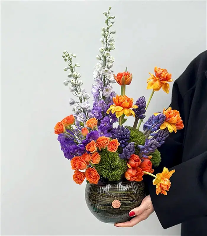 Fauve Bloom Cam Vazoda Delfinyum Sümbül Lale Bahar Aranjmanı