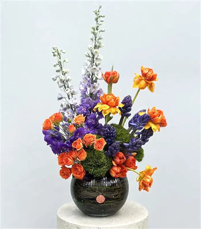 Fauve Bloom Cam Vazoda Delfinyum Sümbül Lale Bahar Aranjmanı