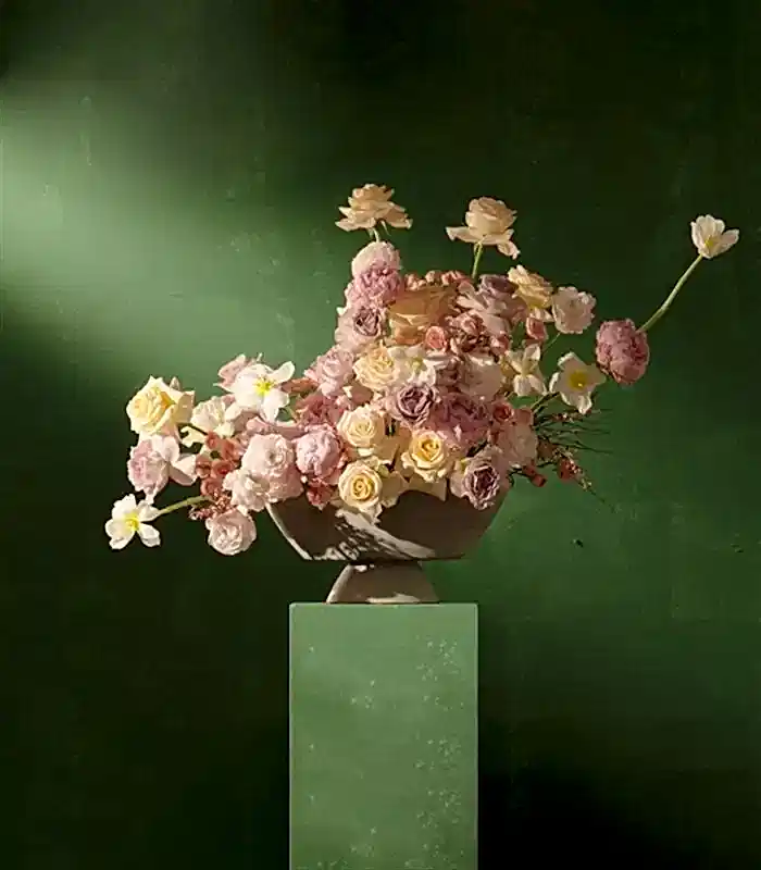 Floraison Taş Vazoda Pembe Şakayık Kayısı Güller Aranjman