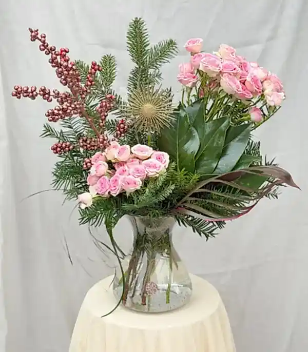 Frostine Vazoda Ilex Pembe Gül Yılbaşı Aranjmanı (1)