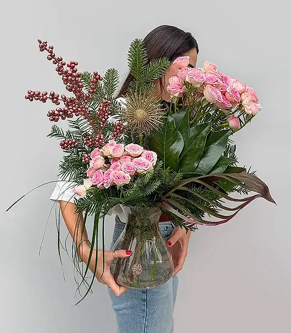 Frostine Vazoda Ilex Pembe Gül Yılbaşı Aranjmanı (1)