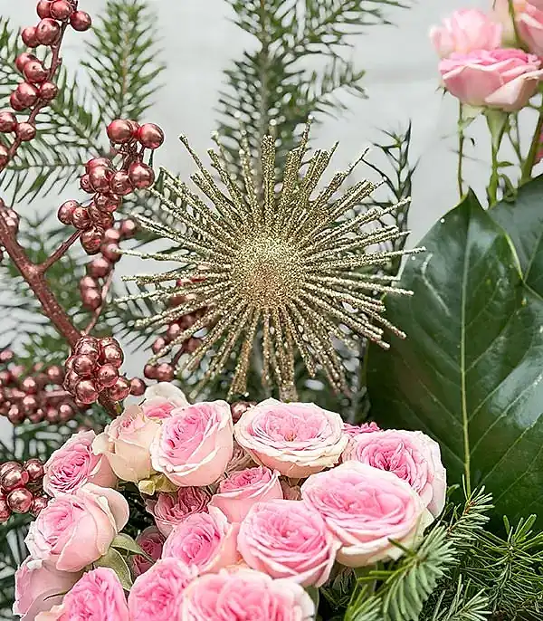 Frostine Vazoda Ilex Pembe Gül Yılbaşı Aranjmanı