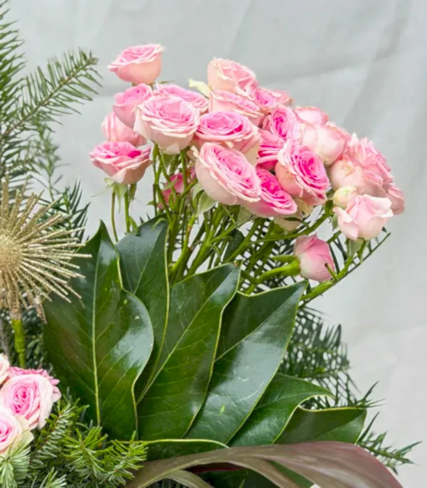 Frostine Vazoda Ilex Pembe Gül Yılbaşı Aranjmanı