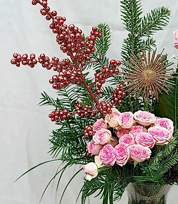 Frostine Vazoda Ilex Pembe Gül Yılbaşı Aranjmanı