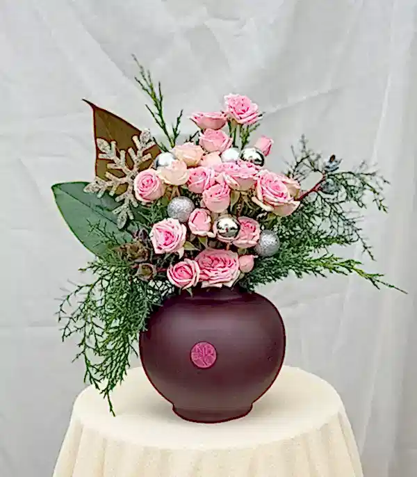 Gilded Kahverengi Seramik Vazoda Pembe Gül Yeni Yıl Aranjmanı