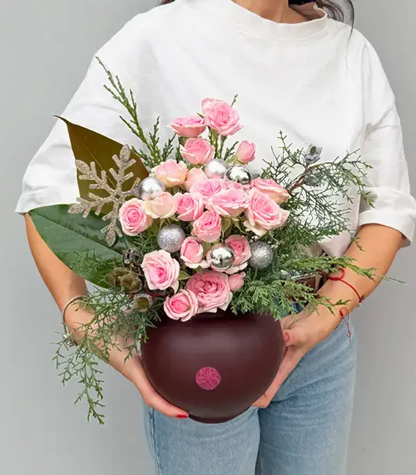 Gilded Kahverengi Seramik Vazoda Pembe Gül Yeni Yıl Aranjmanı