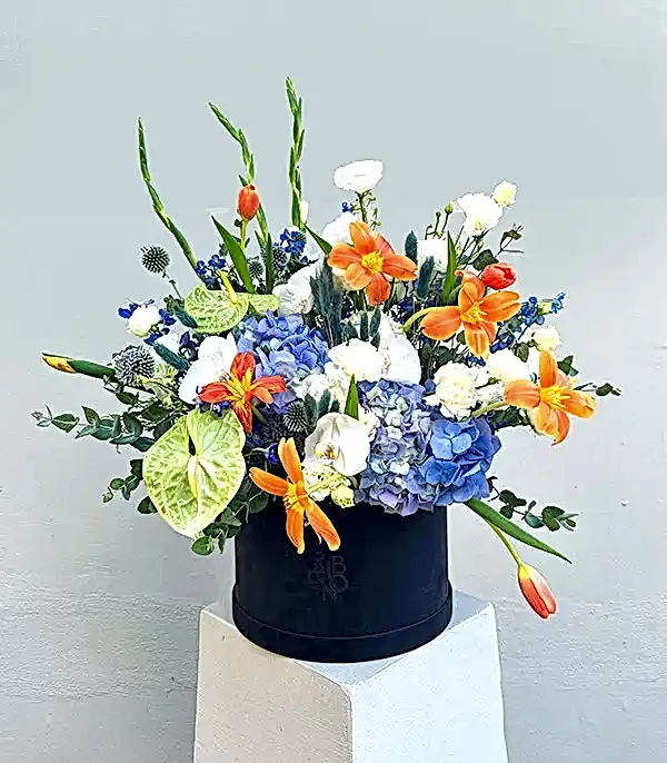 Giovanna Füme Grand Kutuda Turuncu Lale Mavi Ortanca Aranjmanı