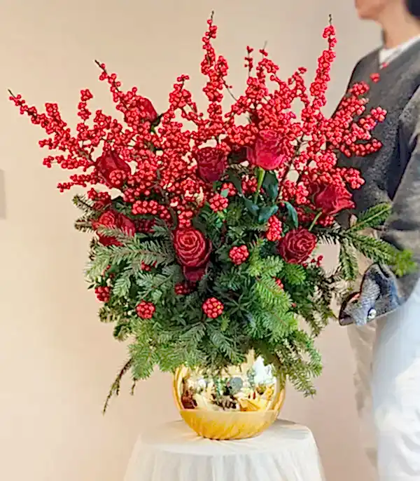 Gold Vazoda Deluxe Ilex Kokina Kırmızı Yılbaşı Aranjmanı