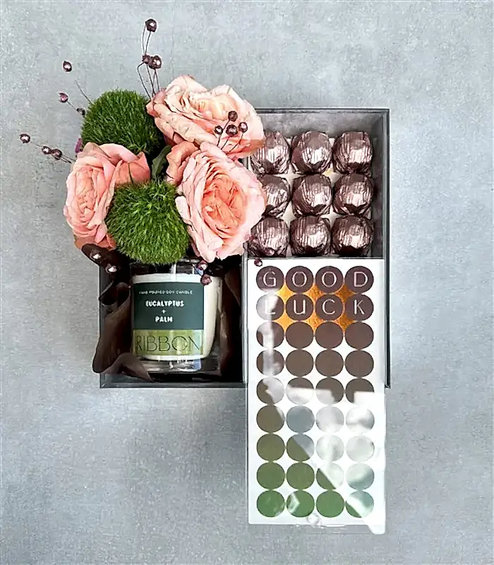 Good Luck Somon Çiçekli Mum Çikolata Hediye Kutusu