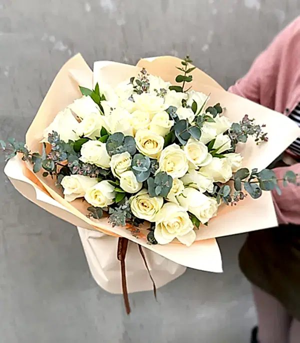 Grand Deluxe 41 Beyaz Güller Buketi